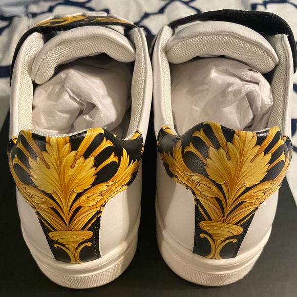 Young Versace Baroque Logo Sneakers - Picture 4 of 8